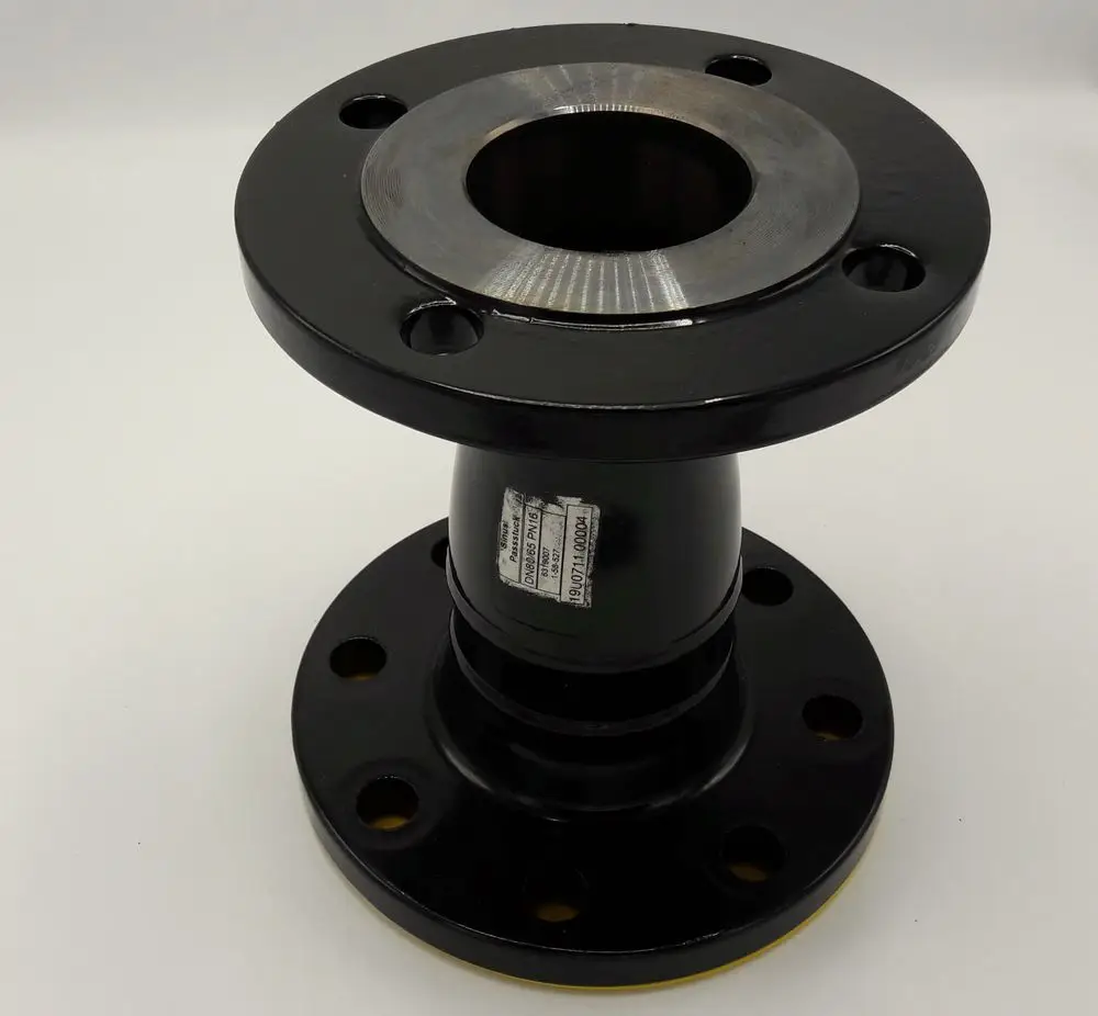 Flanschstück mit schwarzer Oberfläche und metallischem Flansch. Verwendet in Verbindung mit Remeha-Produkten für Rohrleitungssysteme.